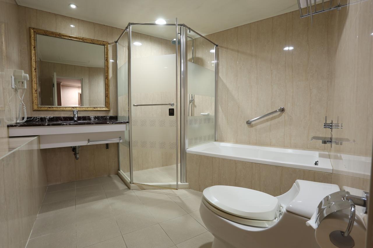 Monalisa Hotel Tainan Exterior photo
